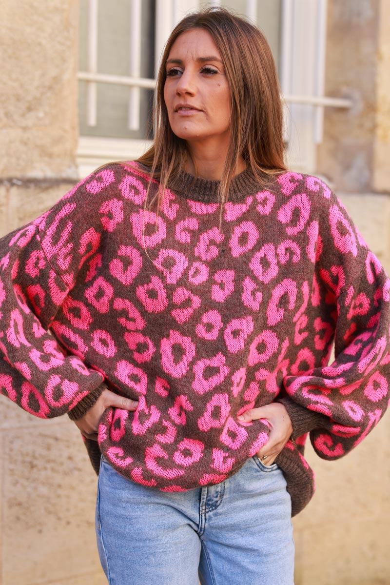 Pull loose marron en maille motifs léopard rose col rond