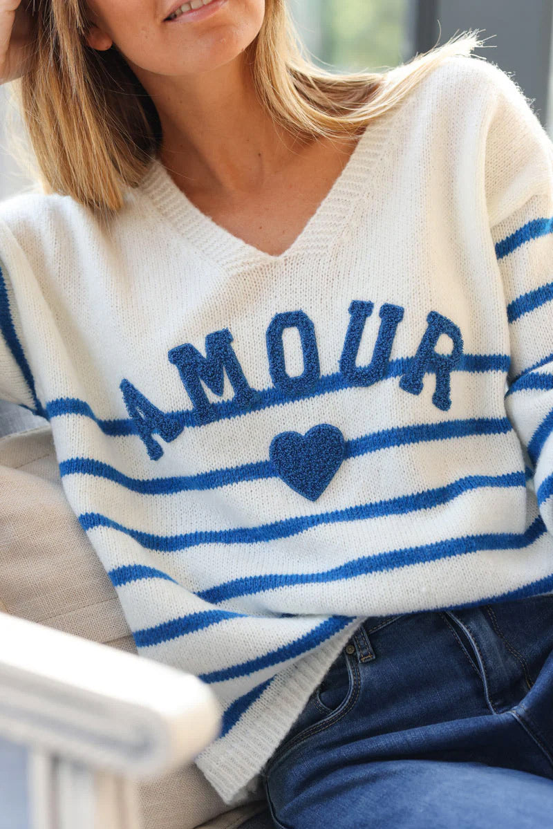 Pull en maille blanc cassé à rayures style marinière col v Amour bouclettes bleu roi
