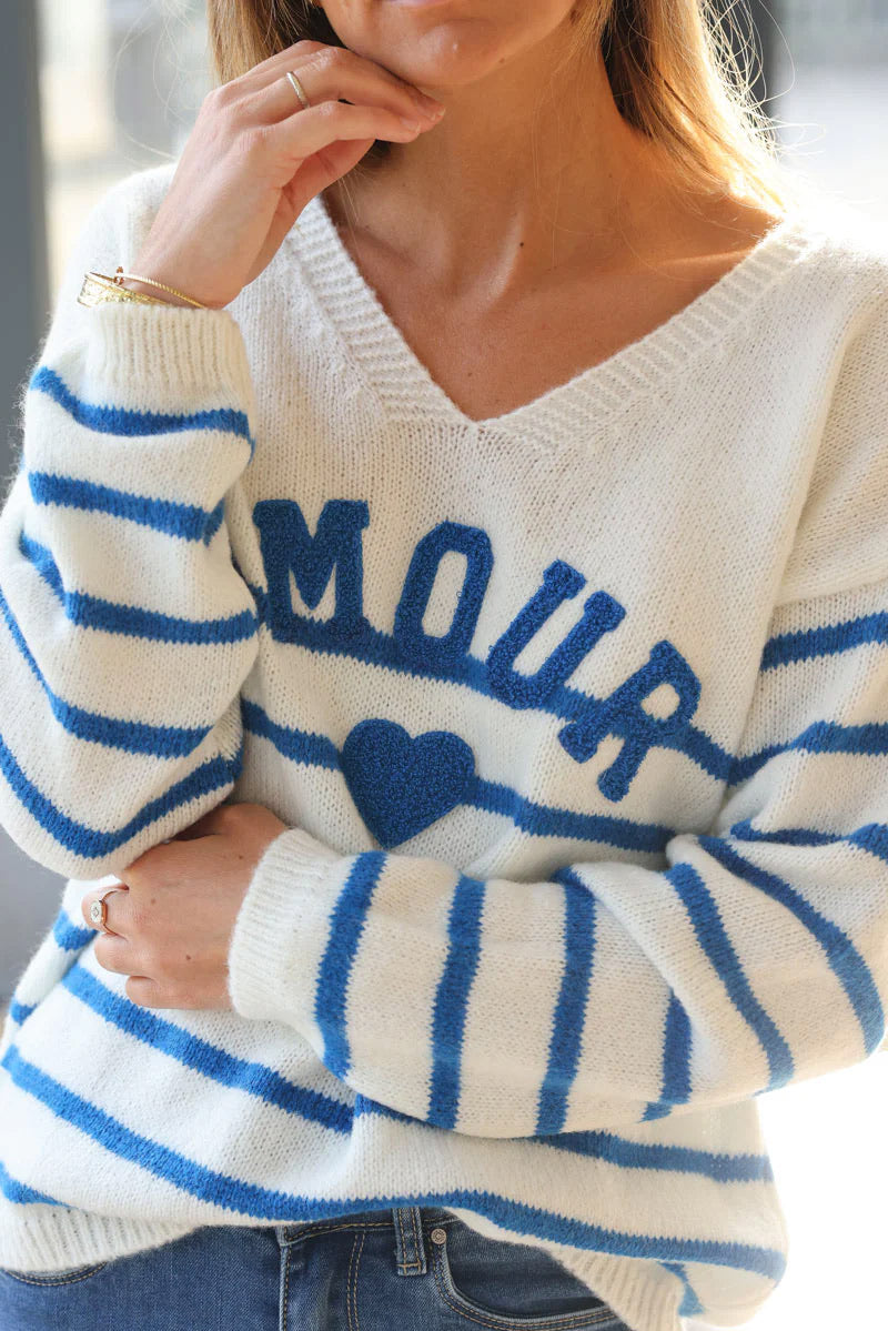 Pull en maille blanc cassé à rayures style marinière col v Amour bouclettes bleu roi