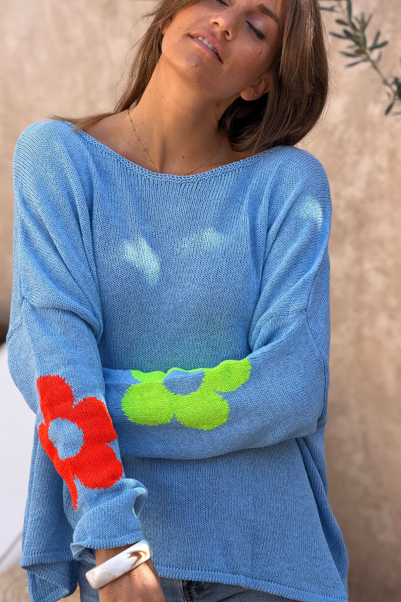 Pull maille bleu coton col bateau fleurs colorées