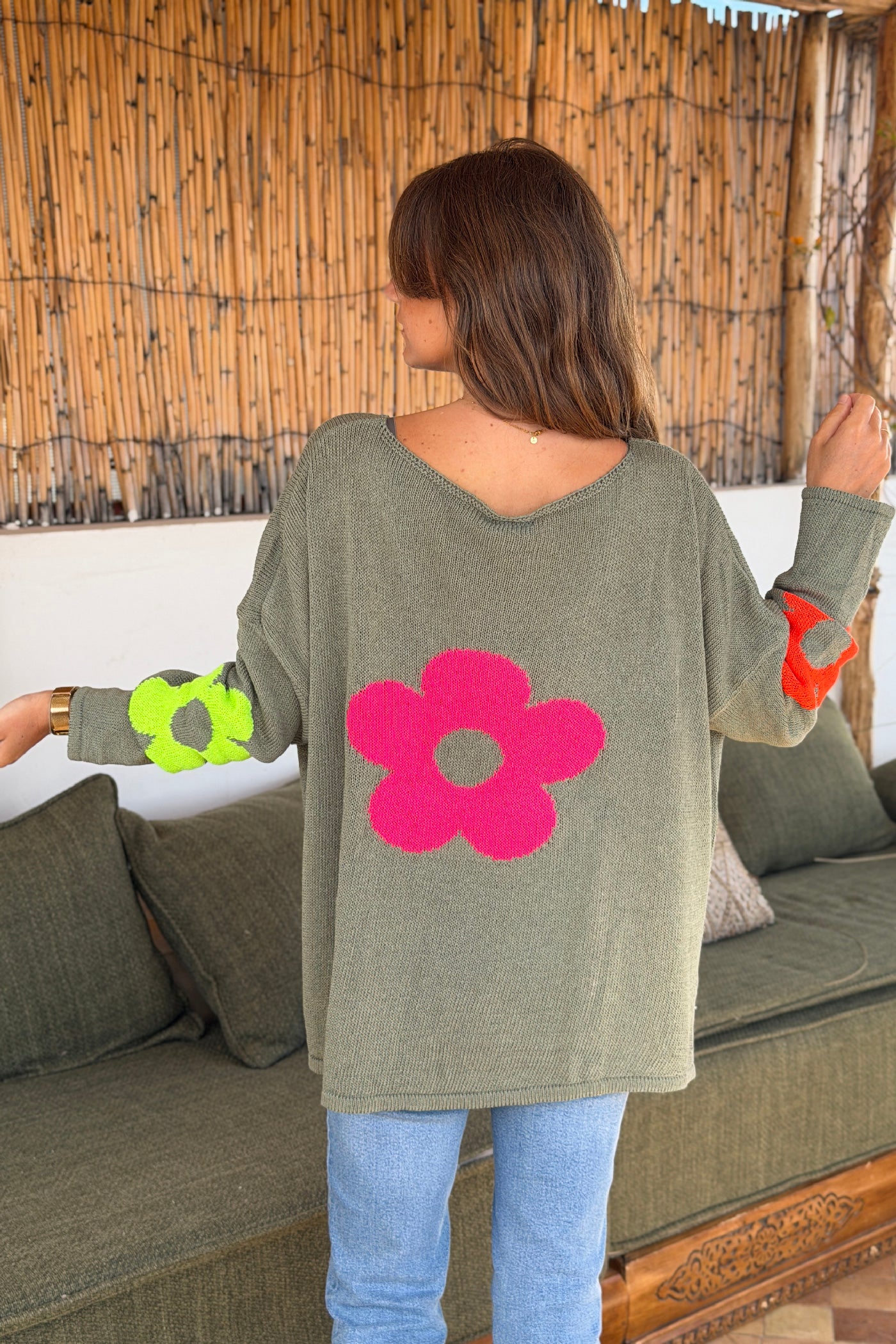 Pull maille kaki coton col bateau fleurs colorées