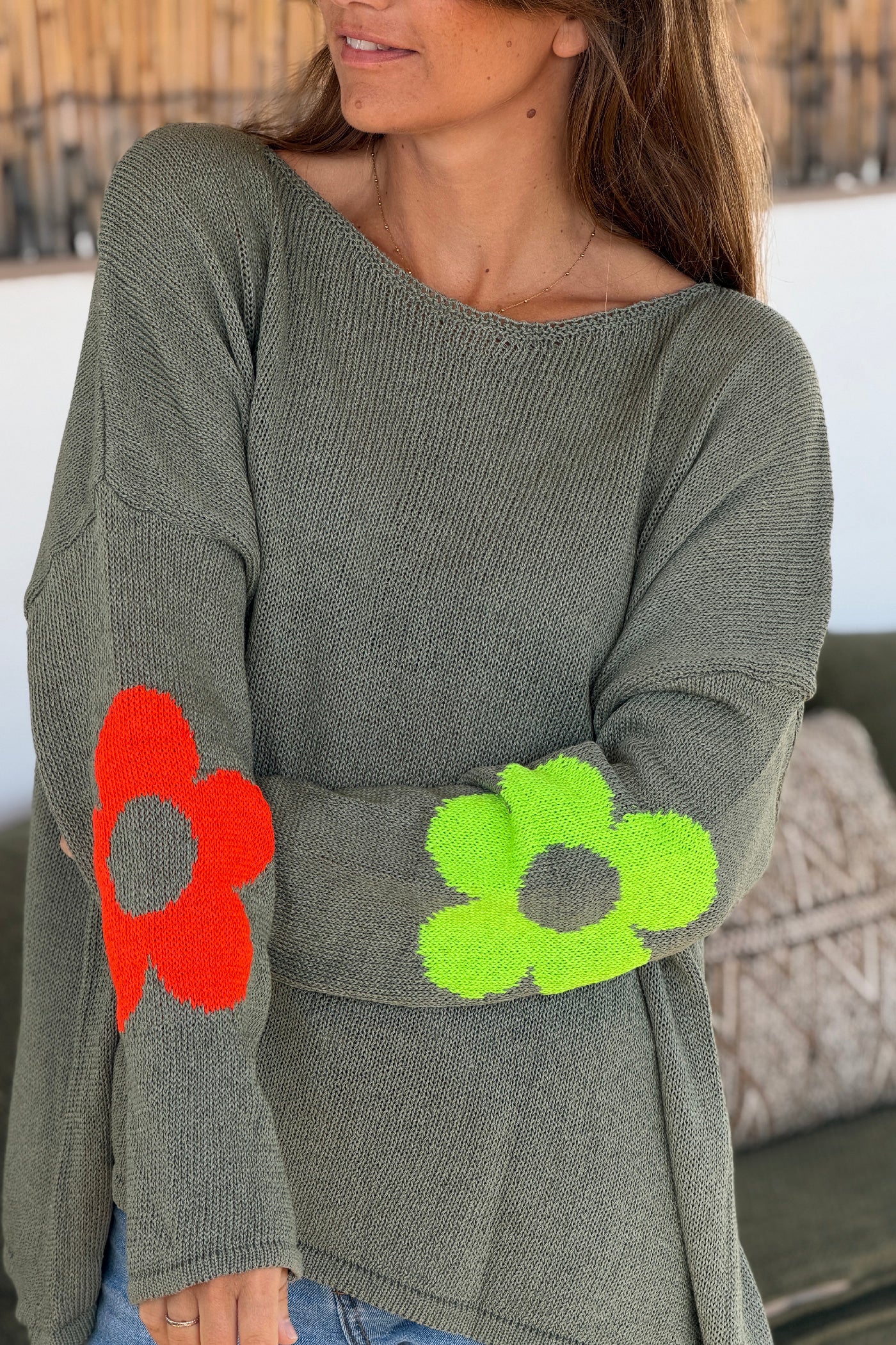 Pull maille kaki coton col bateau fleurs colorées
