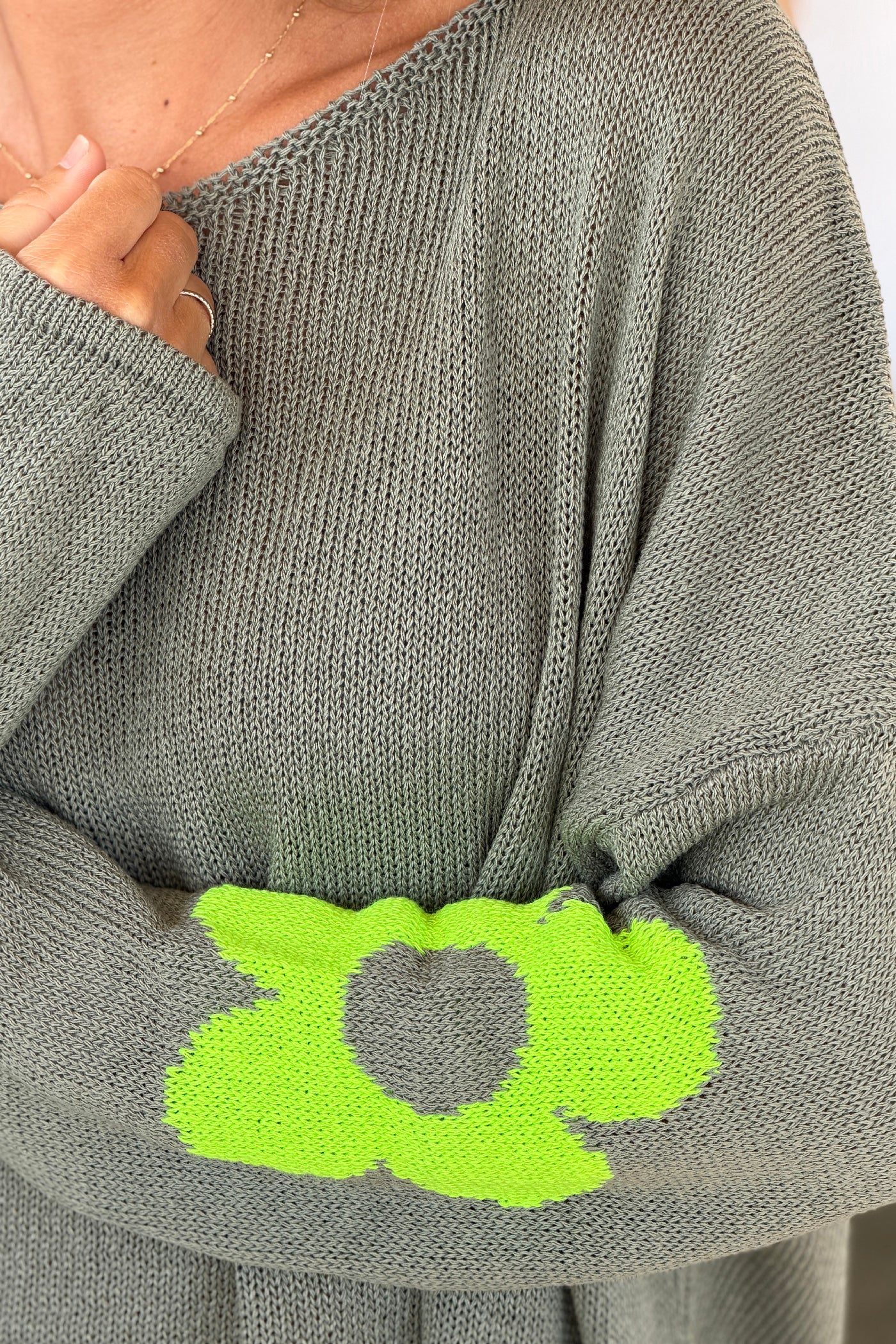 Pull maille kaki coton col bateau fleurs colorées