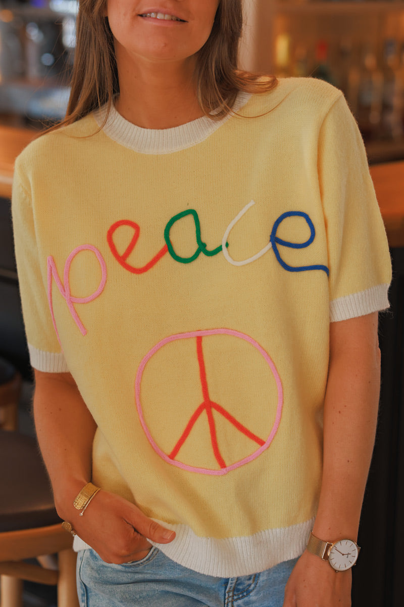 Pull manches courtes jaune pastel petite maille moelleuse broderie Peace coloré