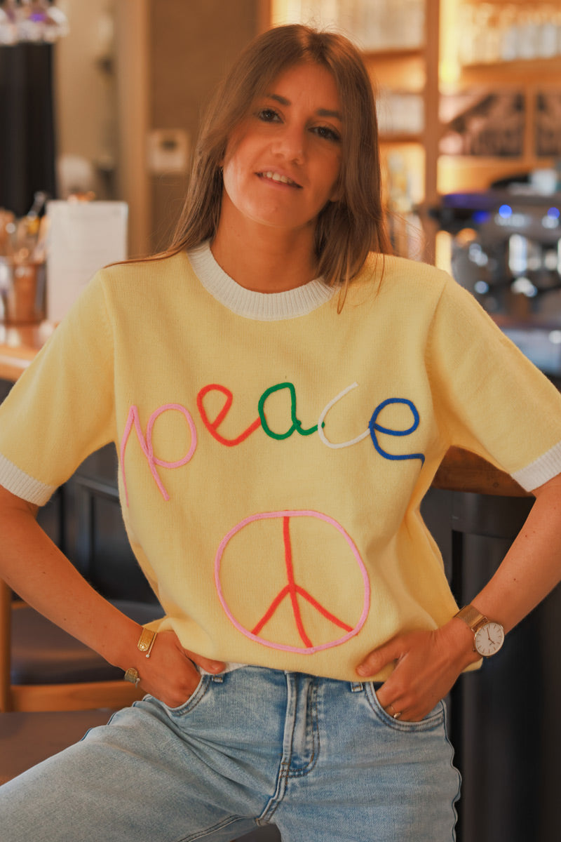 Pull manches courtes jaune pastel petite maille moelleuse broderie Peace coloré