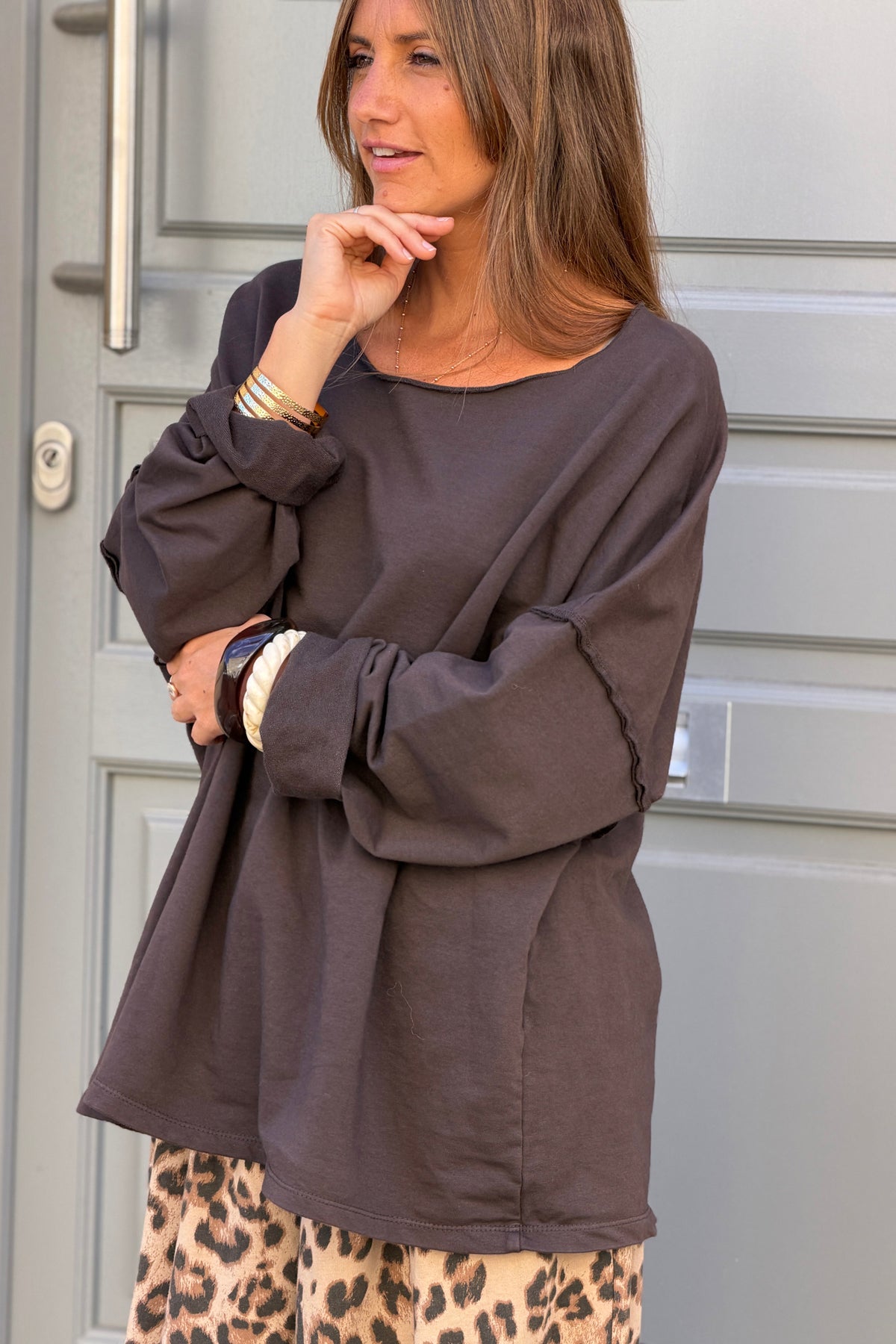 Pull marron large oversize col rond en coton stretch coutures apparentes