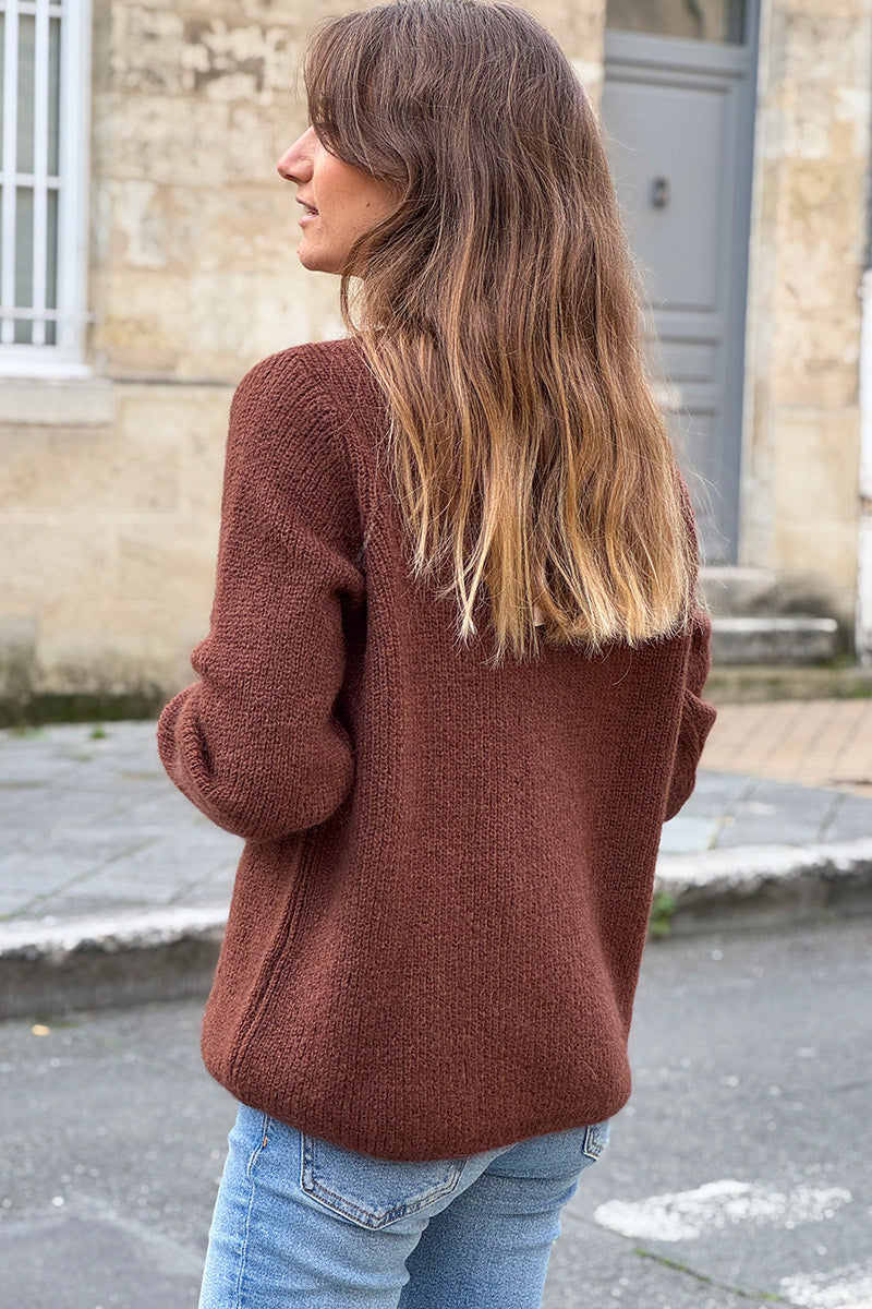 Pull marron coupe ajustée en petite maille col V
