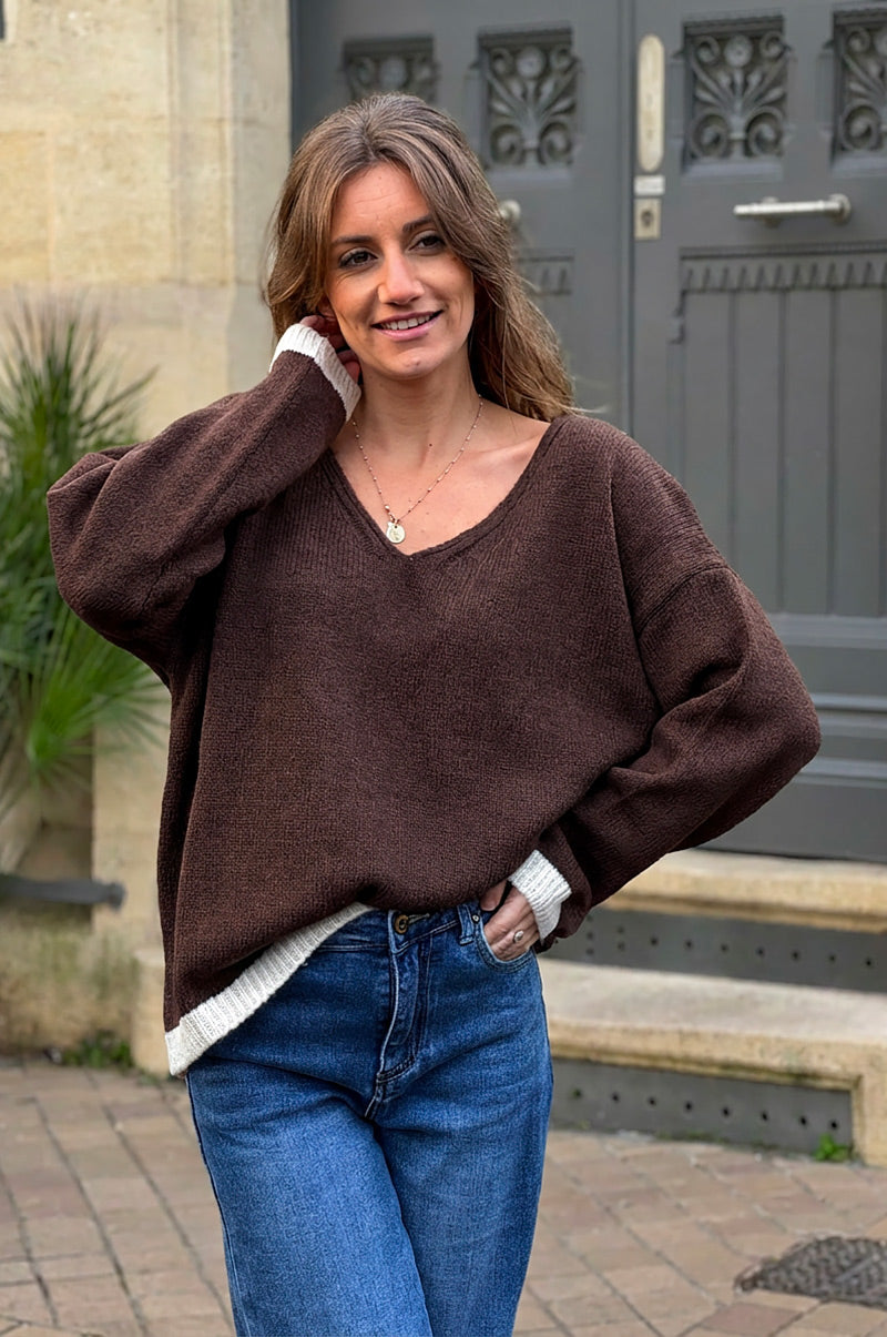 Pull marron en maille détail liseré écru col v