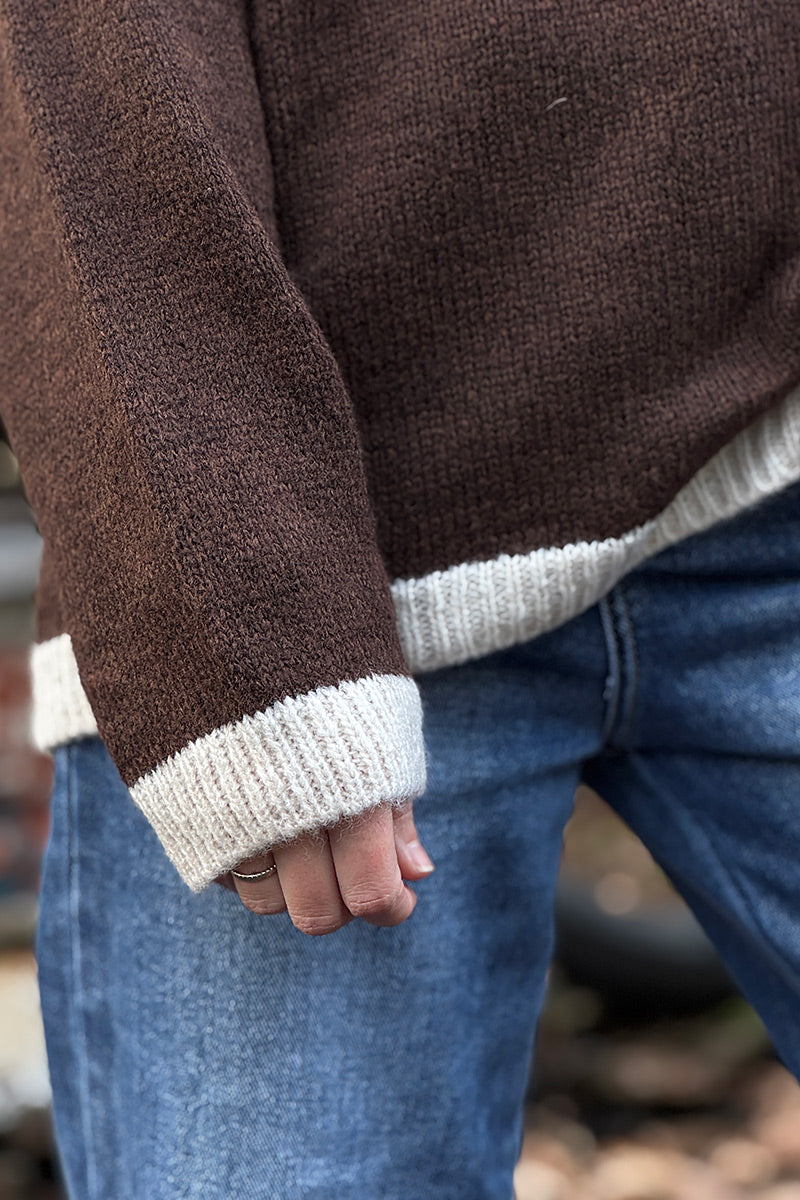 Pull marron en maille détail liseré écru col v