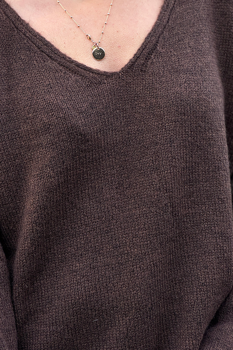 Pull marron en maille détail liseré écru col v