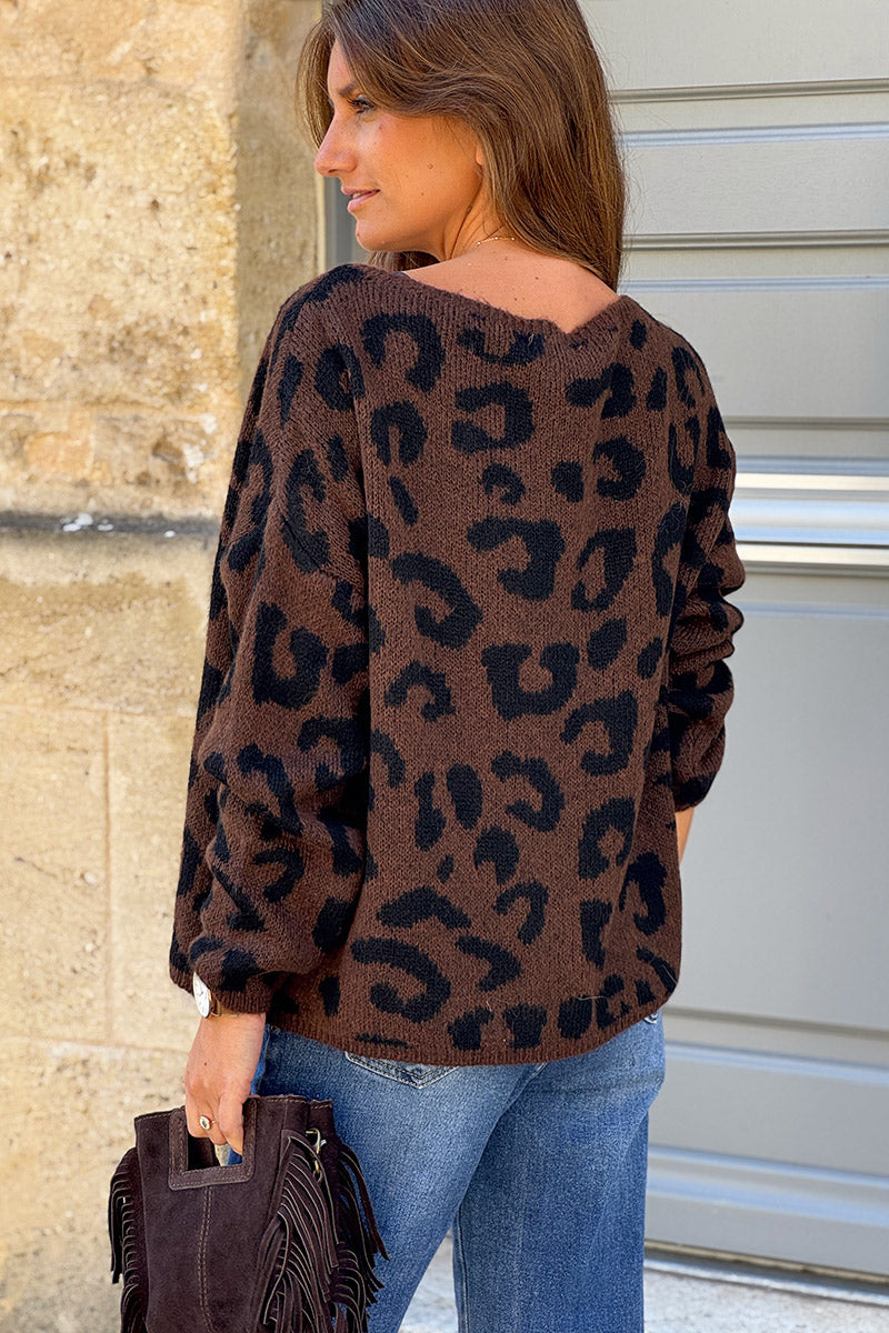Pull marron en maille motif léopard col bateau