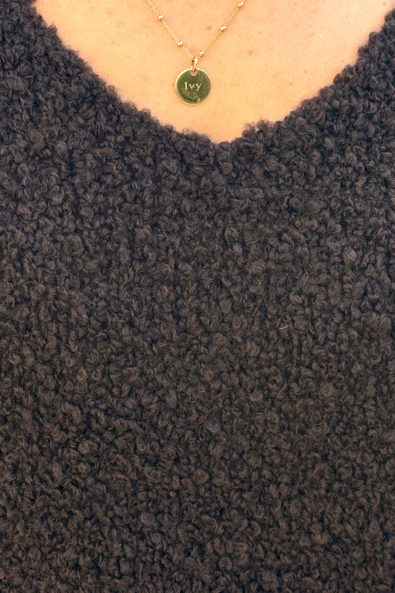 Suéter grueso de bouclé de alpaca marrón con mangas murciélago y cuello en V