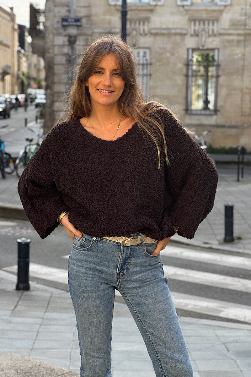 Suéter grueso de bouclé de alpaca marrón con mangas murciélago y cuello en V