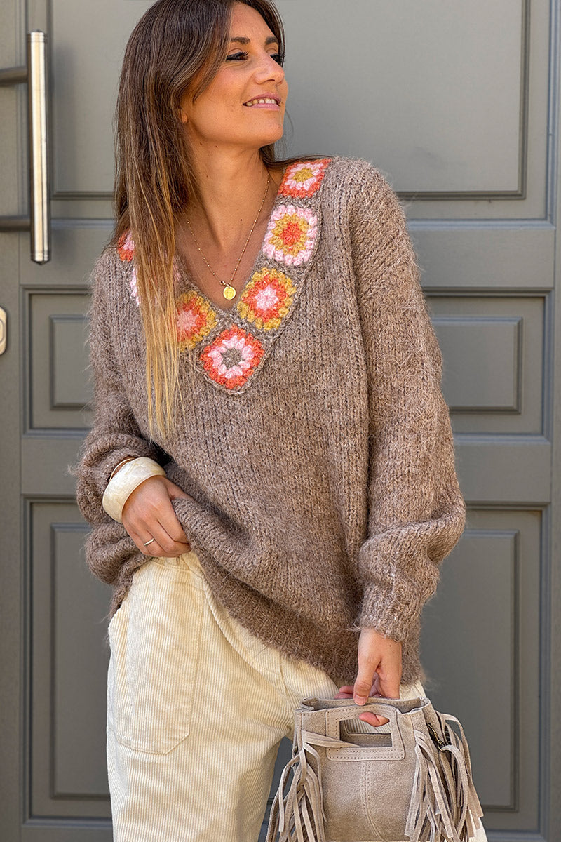 Pull marron taupe chiné moelleux en grosse maille col v motifs style crochet rose orange