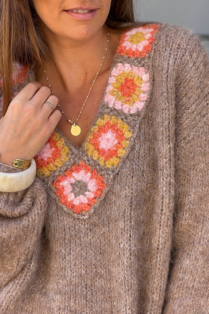 Pull marron taupe chiné moelleux en grosse maille col v motifs style crochet rose orange