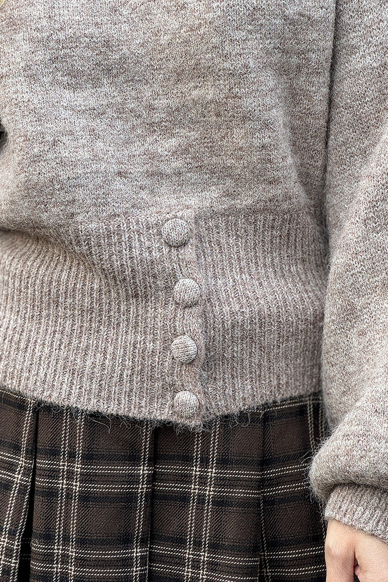 Pull marron taupe moelleux en maille taille resserrée avec boutons
