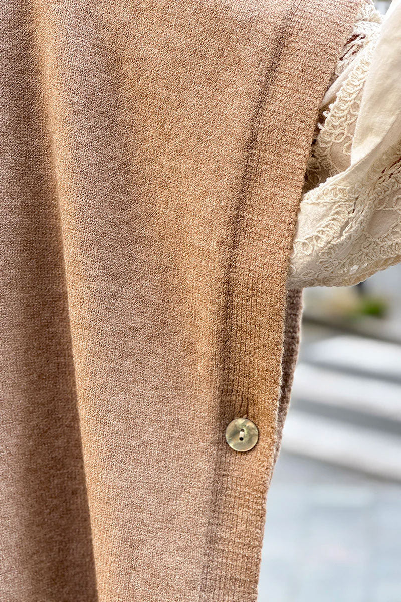 Pull moelleux beige foncé sans manches style poncho avec bouton sur le côté