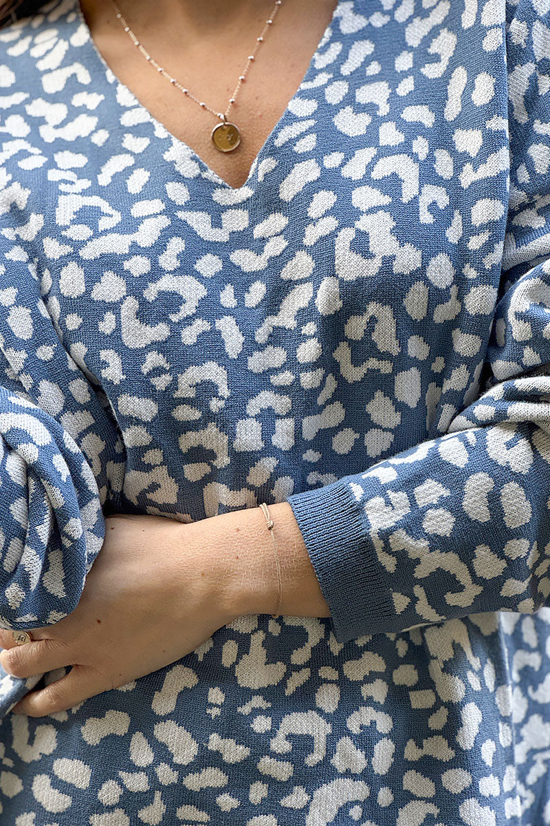 Pull moelleux bleu jean petite maille motifs léopard col v