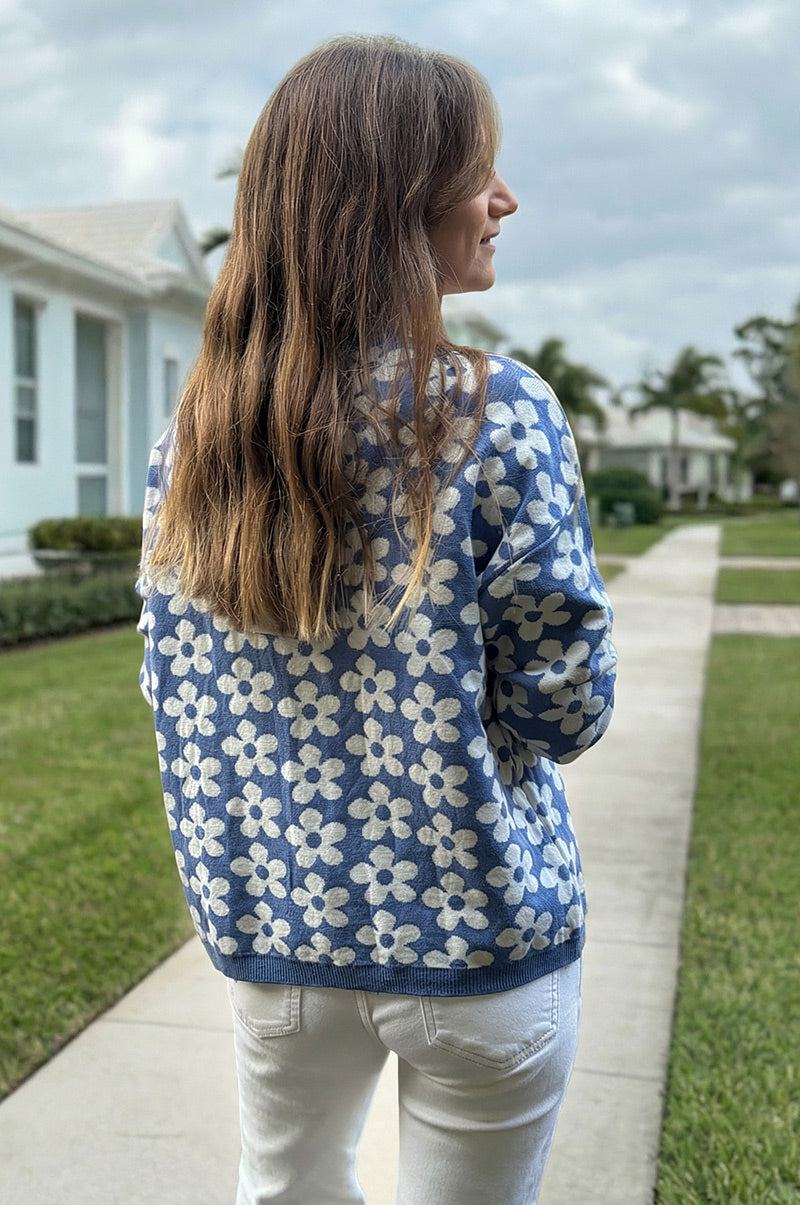 Pull moelleux bleu petite maille motifs fleurs col rond