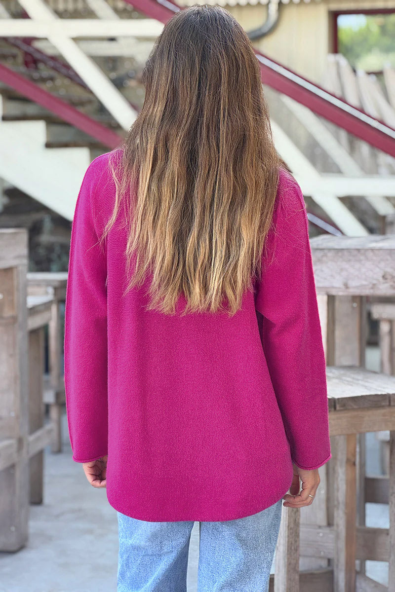 Suéter de cuello en V fucsia suave