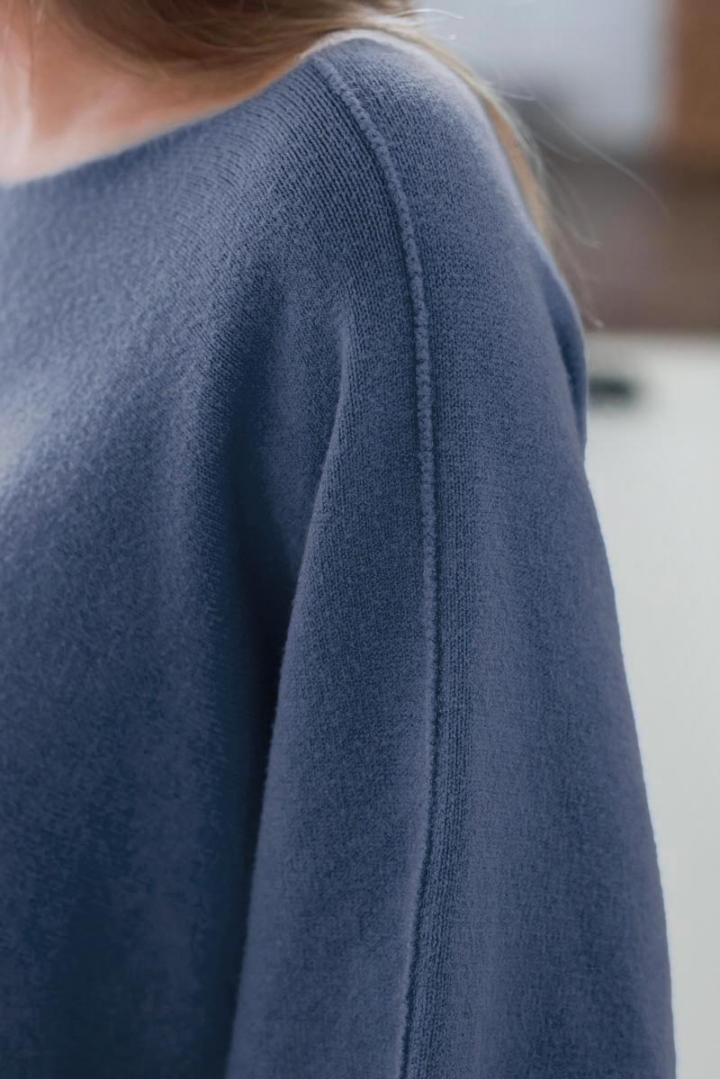 Pull moelleux et doux bleu jean manches chauve souris col rond