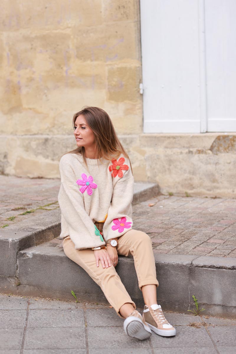 Pull moelleux en maille beige chiné broderie fleurs colorées style crochet