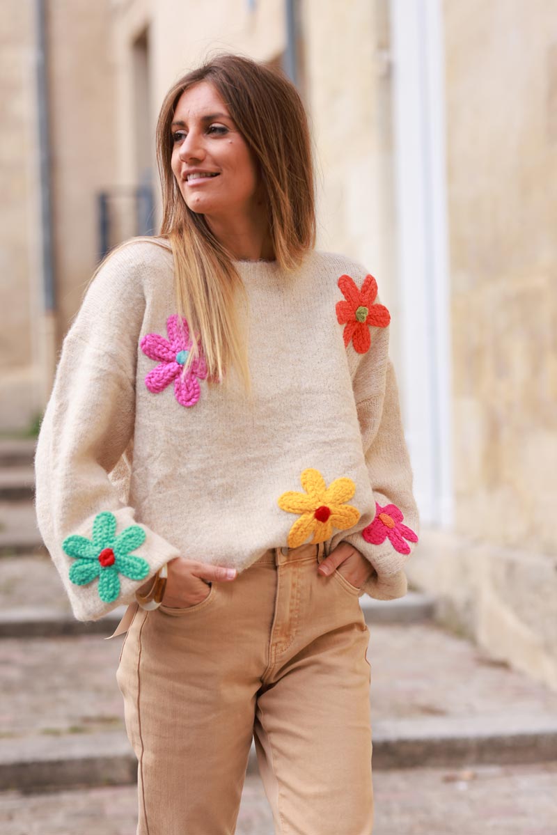 Pull moelleux en maille beige chiné broderie fleurs colorées style crochet