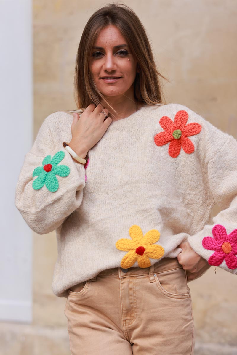 Pull moelleux en maille beige chiné broderie fleurs colorées style crochet