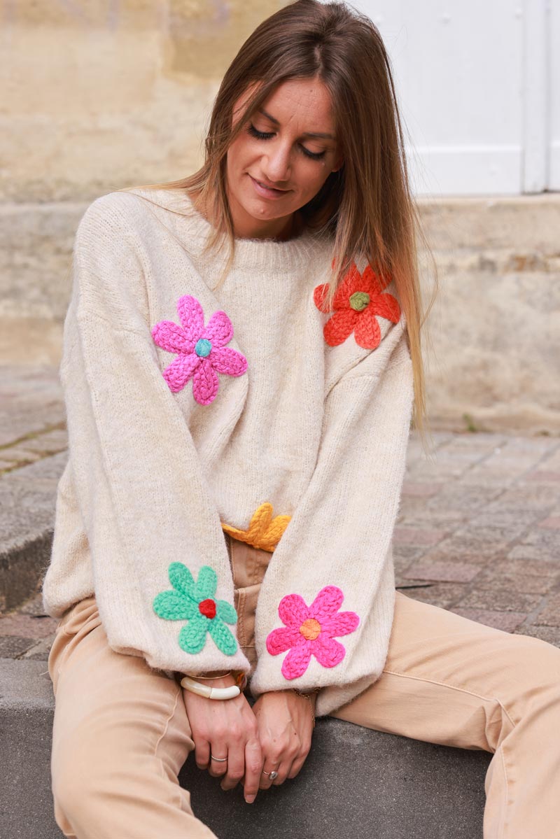 Jersey de punto esponjoso de color beige jaspeado con bordados de flores de colores en estilo crochet