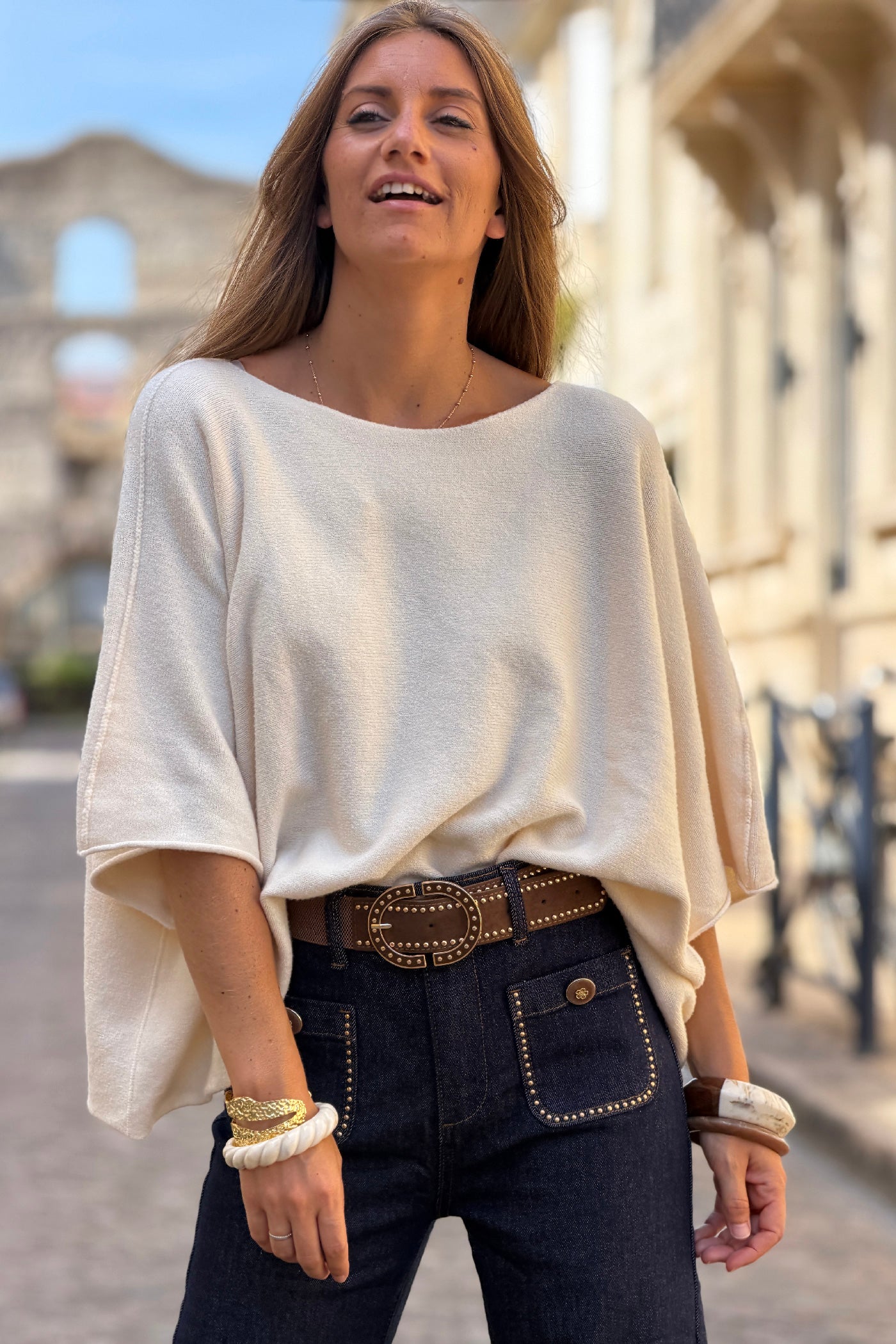 Pull moelleux et doux écru à manches chauve-souris col rond