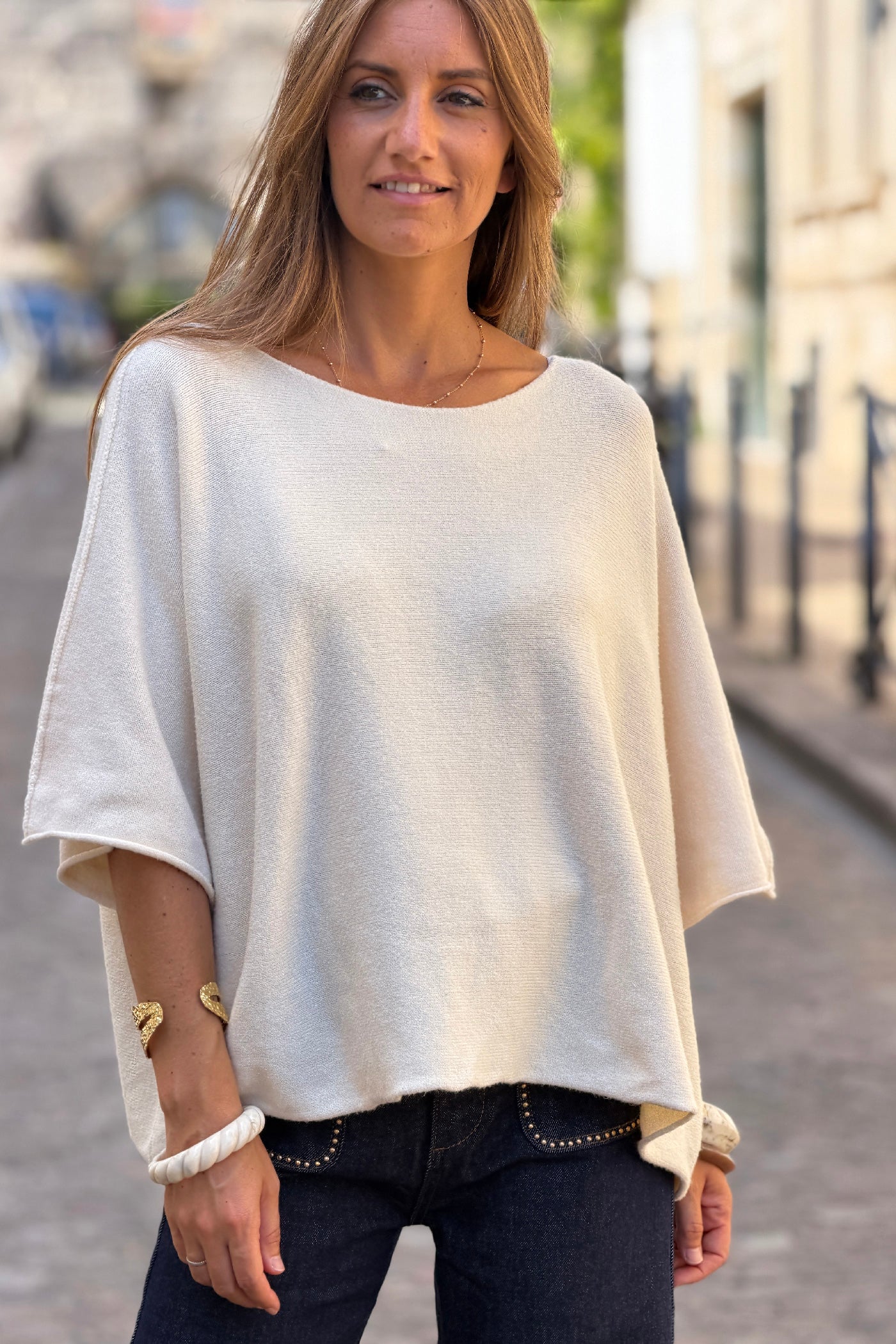 Pull moelleux et doux écru à manches chauve-souris col rond