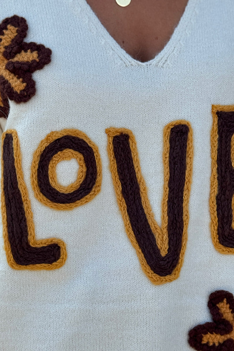 Pull moelleux et large beige en petite maille broderie LOVE et fleurs marron