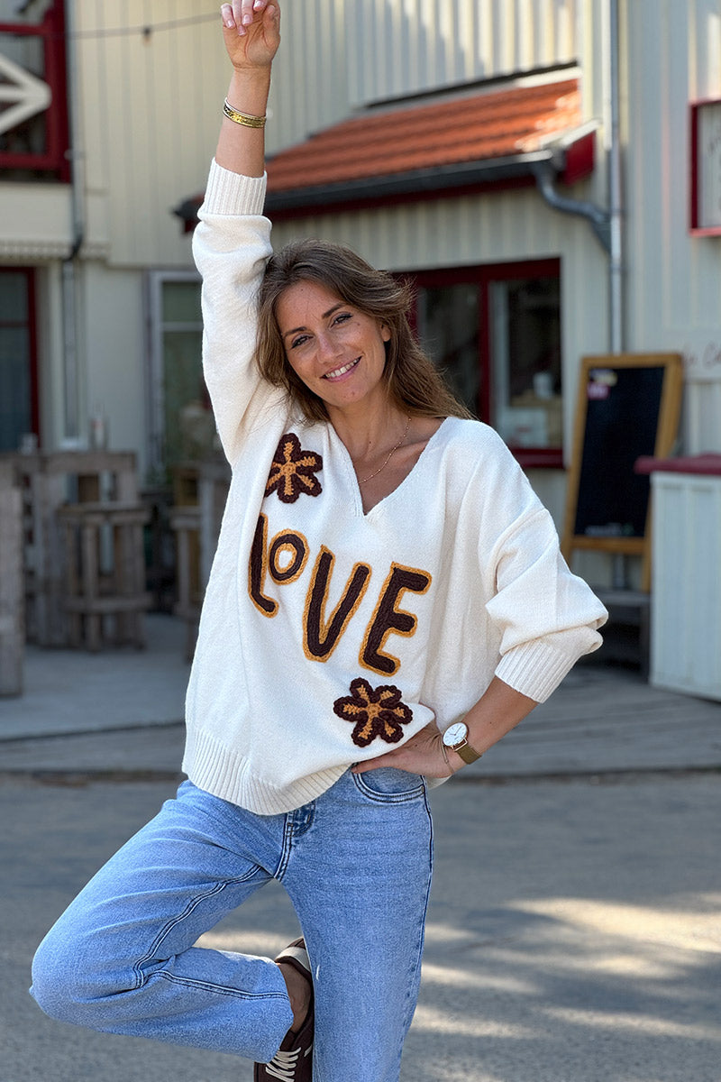 Pull moelleux et large beige en petite maille broderie LOVE et fleurs marron