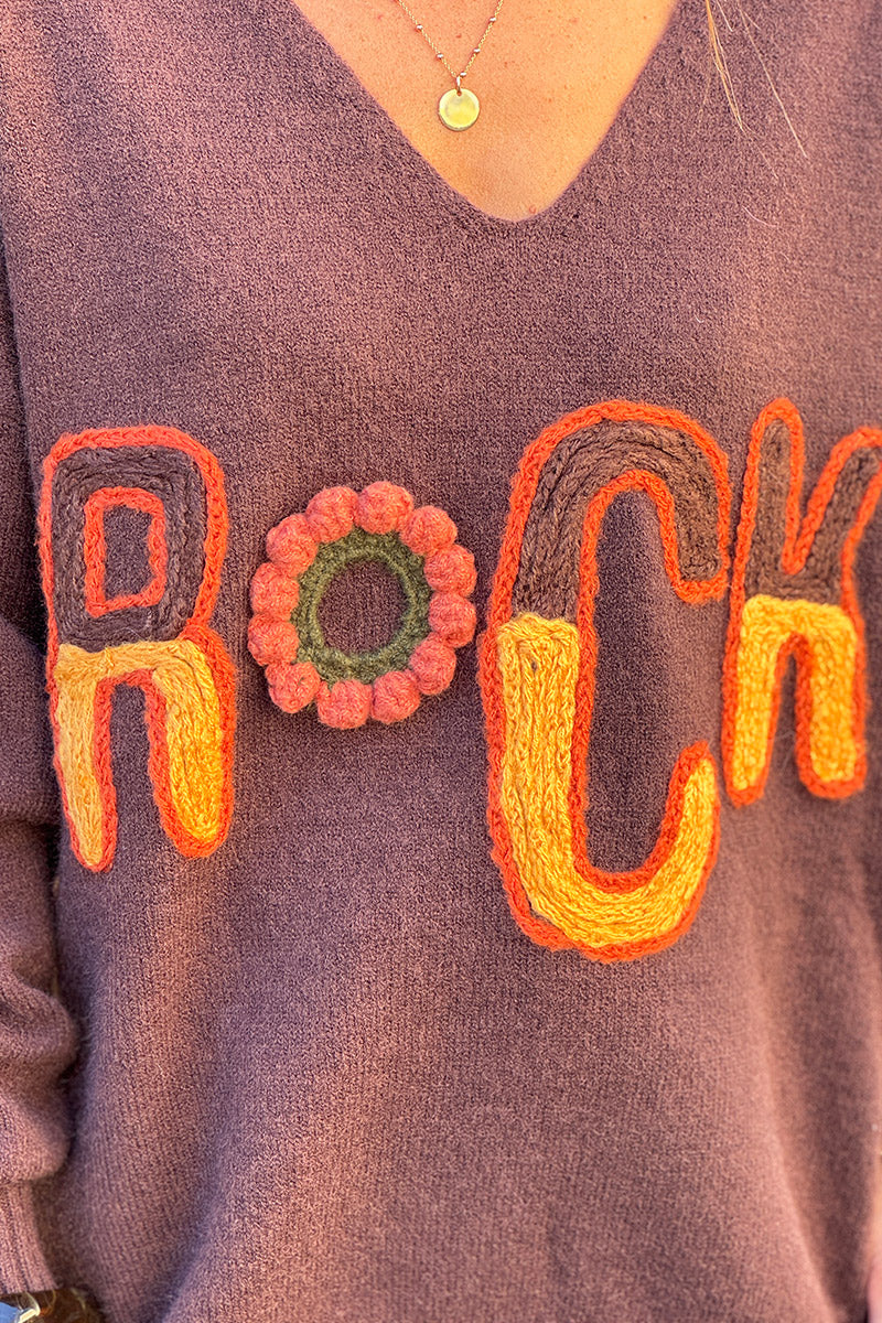 Pull moelleux et large marron en petite maille broderie ROCK tons automnes pompons fleurs