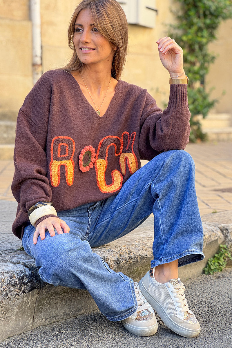 Pull moelleux et large marron en petite maille broderie ROCK tons automnes pompons fleurs