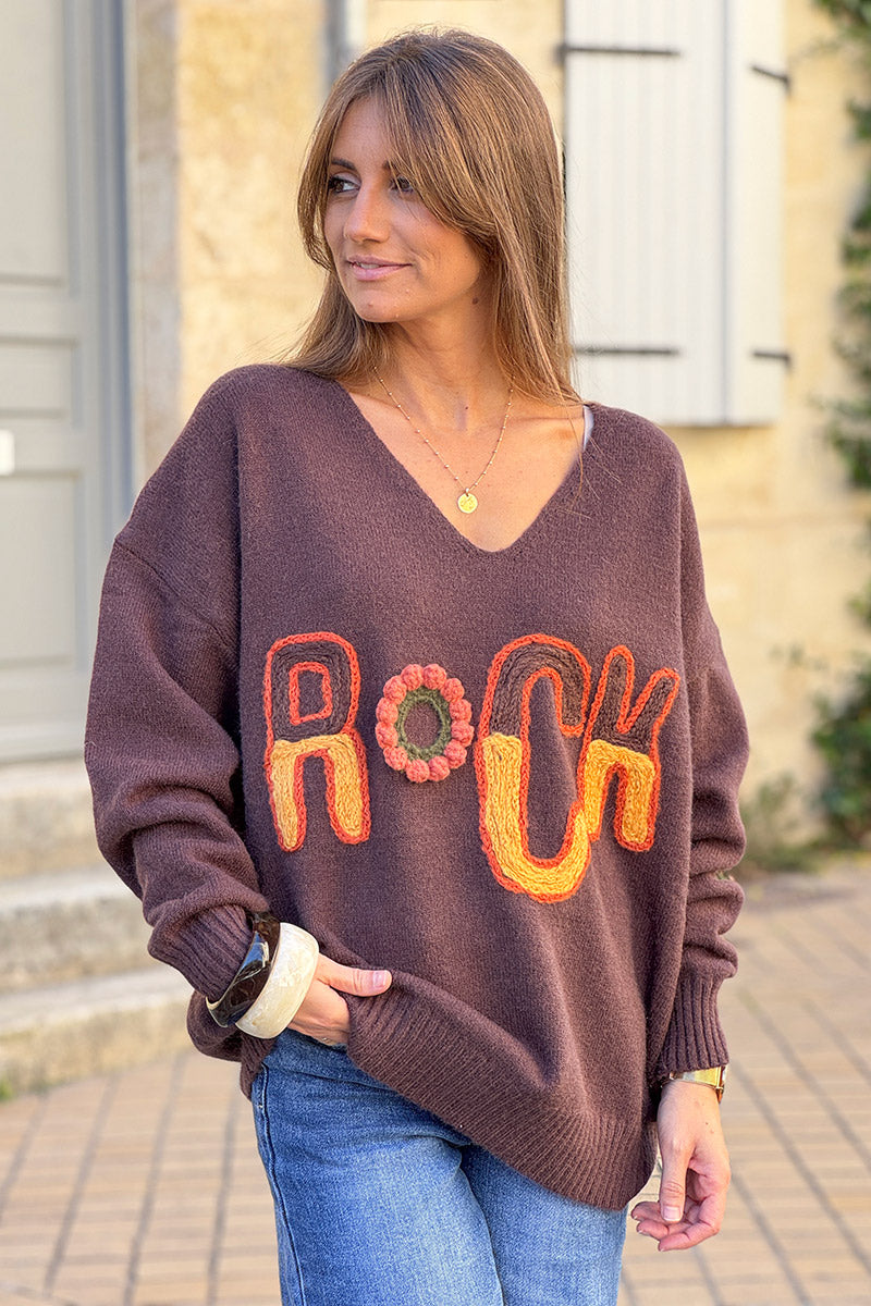 Pull moelleux et large marron en petite maille broderie ROCK tons automnes pompons fleurs