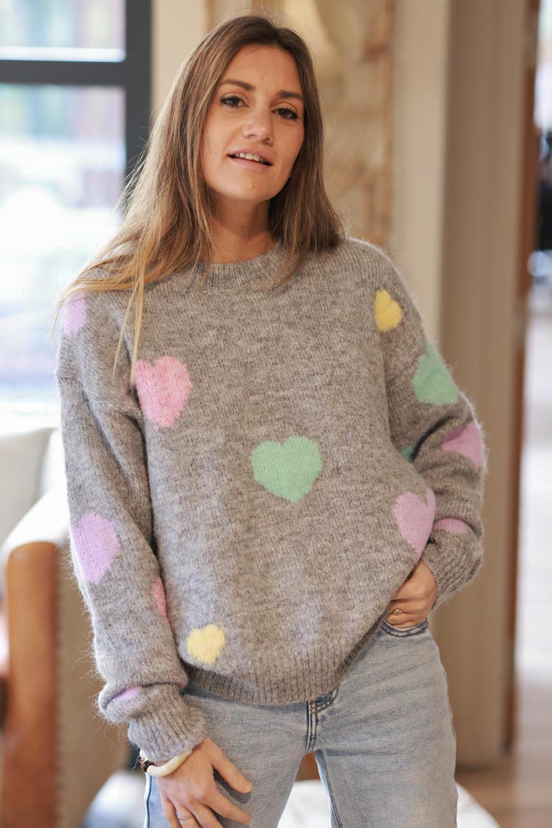 Pull moelleux gris chiné avec cœurs colorés pastel col rond