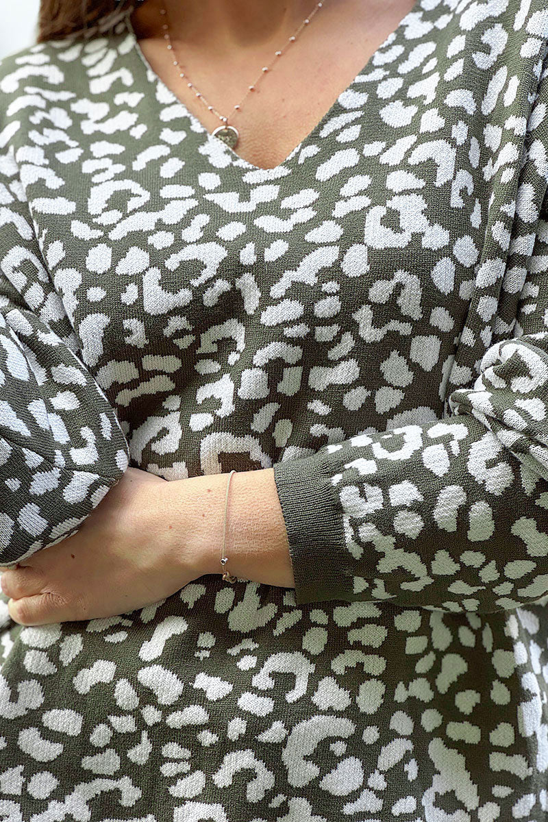 Pull moelleux kaki petite maille motifs léopard col v