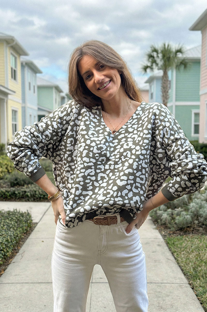 Pull moelleux kaki petite maille motifs léopard col v