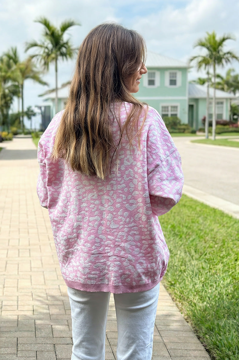 Pull moelleux rose petite maille motifs léopard col v