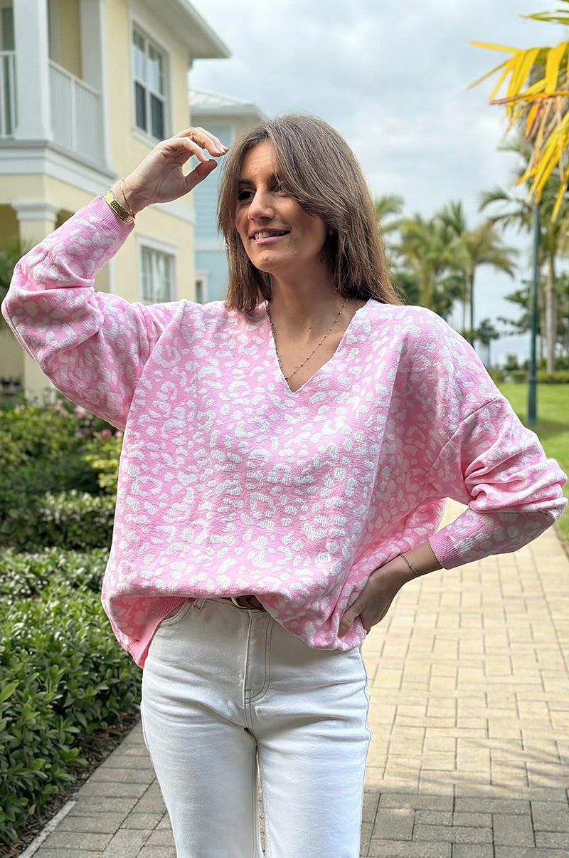 Pull moelleux rose petite maille motifs léopard col v