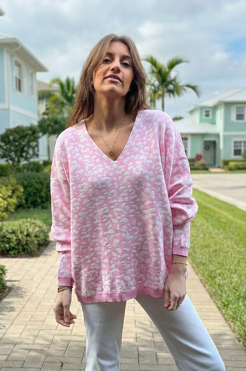 Pull moelleux rose petite maille motifs léopard col v