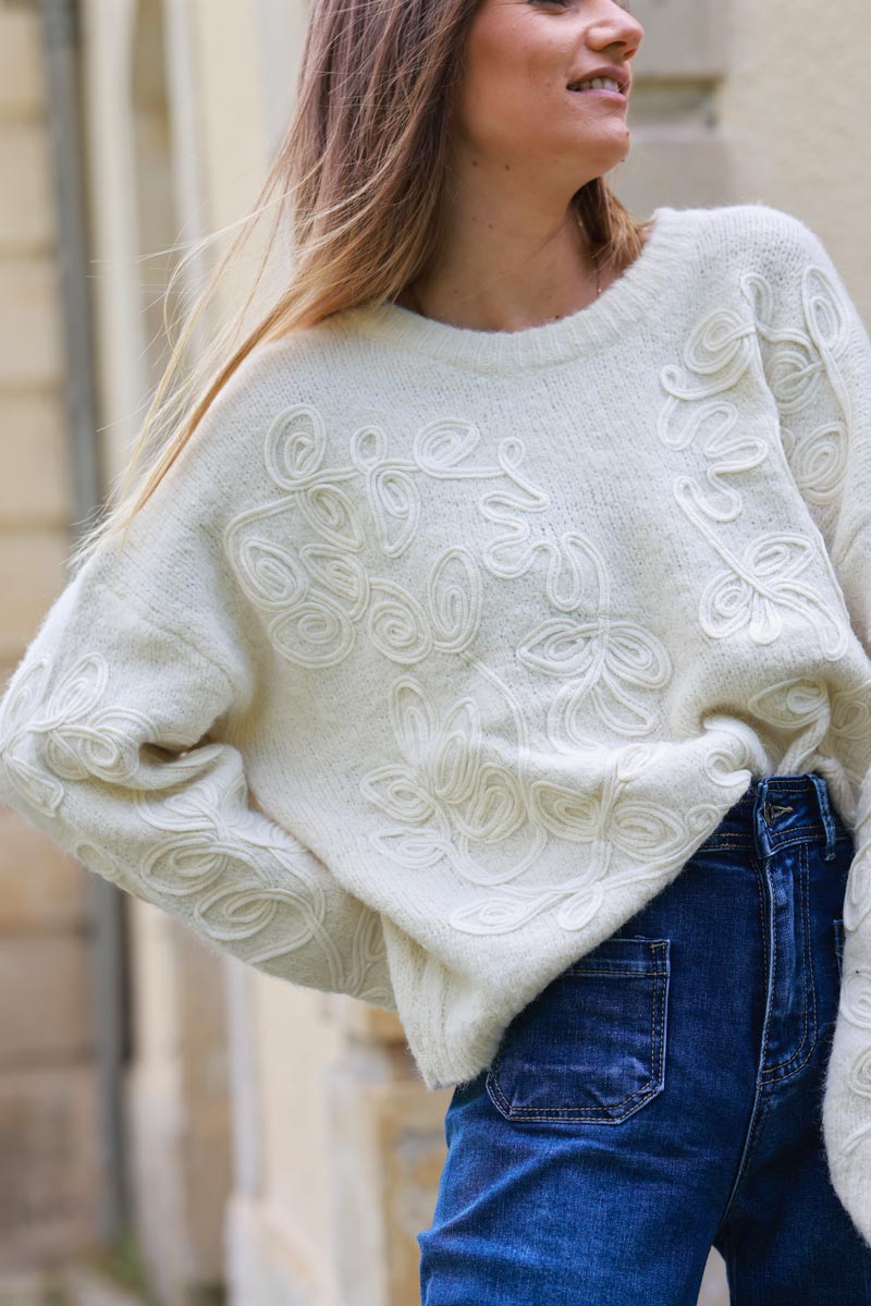 Pull moelleux tout doux beige broderie relief col rond