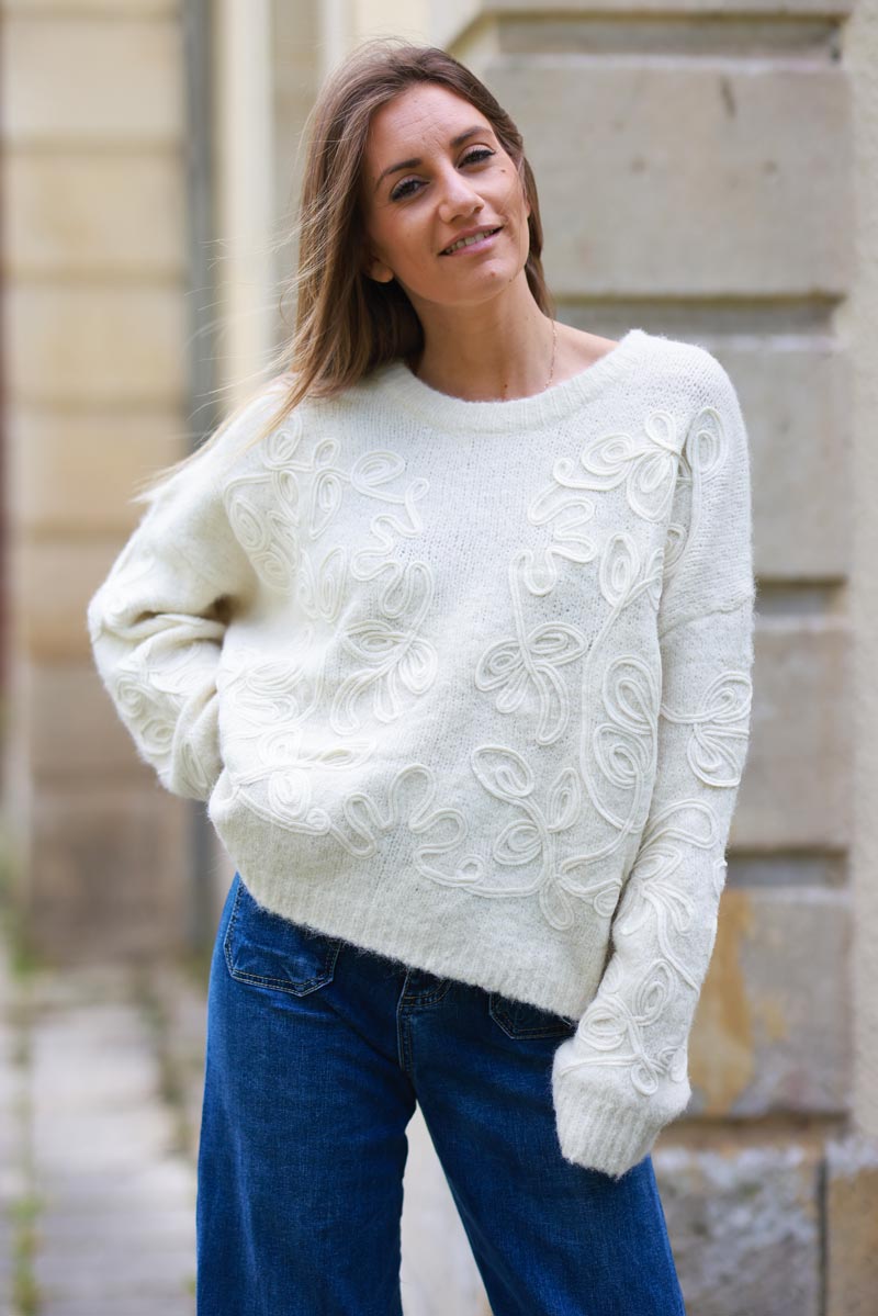 Pull moelleux tout doux beige broderie relief col rond