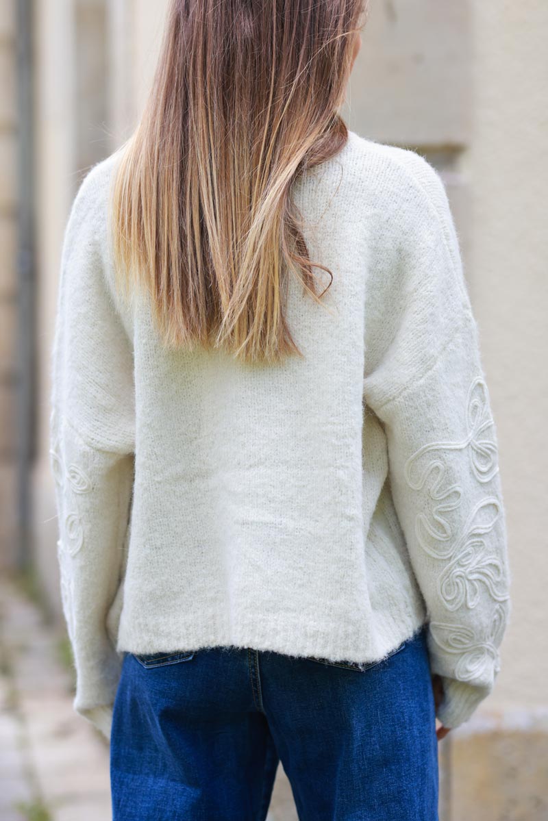 Pull moelleux tout doux beige broderie relief col rond