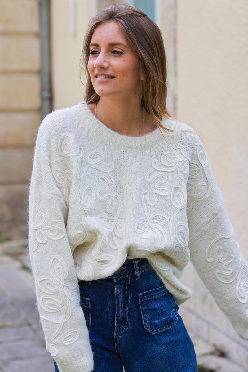 Pull moelleux tout doux beige broderie relief col rond