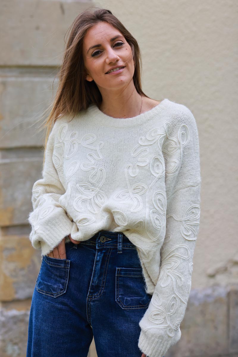 Pull moelleux tout doux beige broderie relief col rond