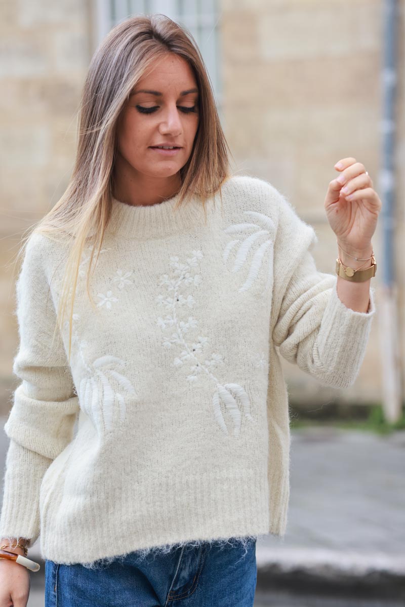 Pull moelleux tout doux en maille beige col rond  broderie feuille et fleurs