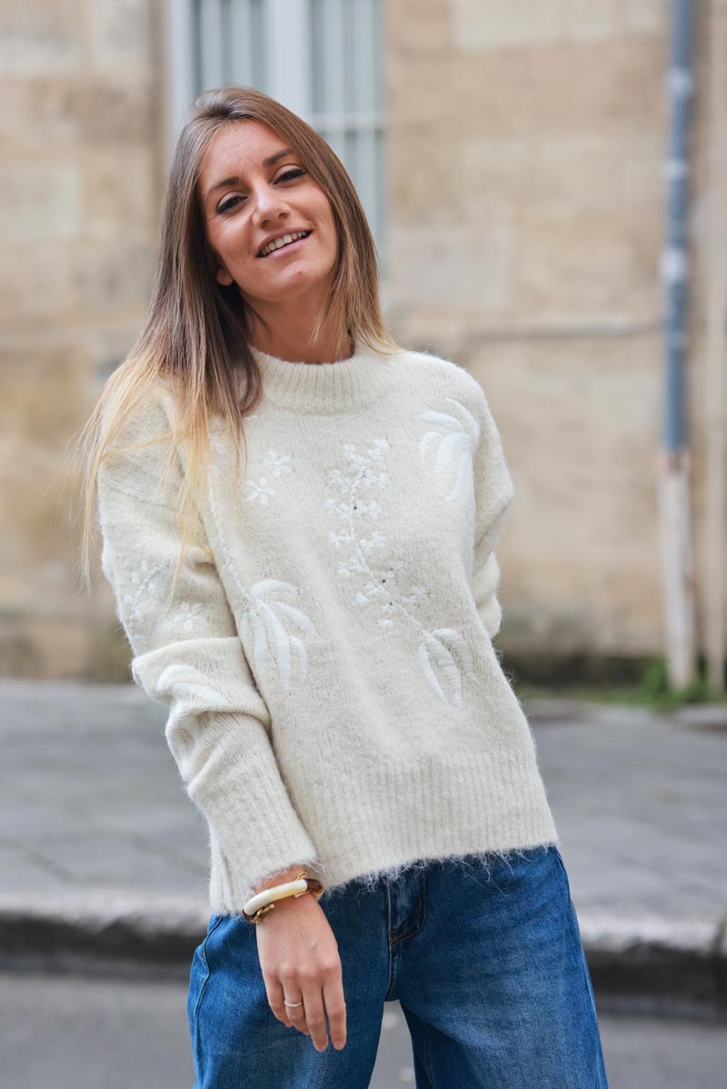 Pull moelleux tout doux en maille beige col rond  broderie feuille et fleurs