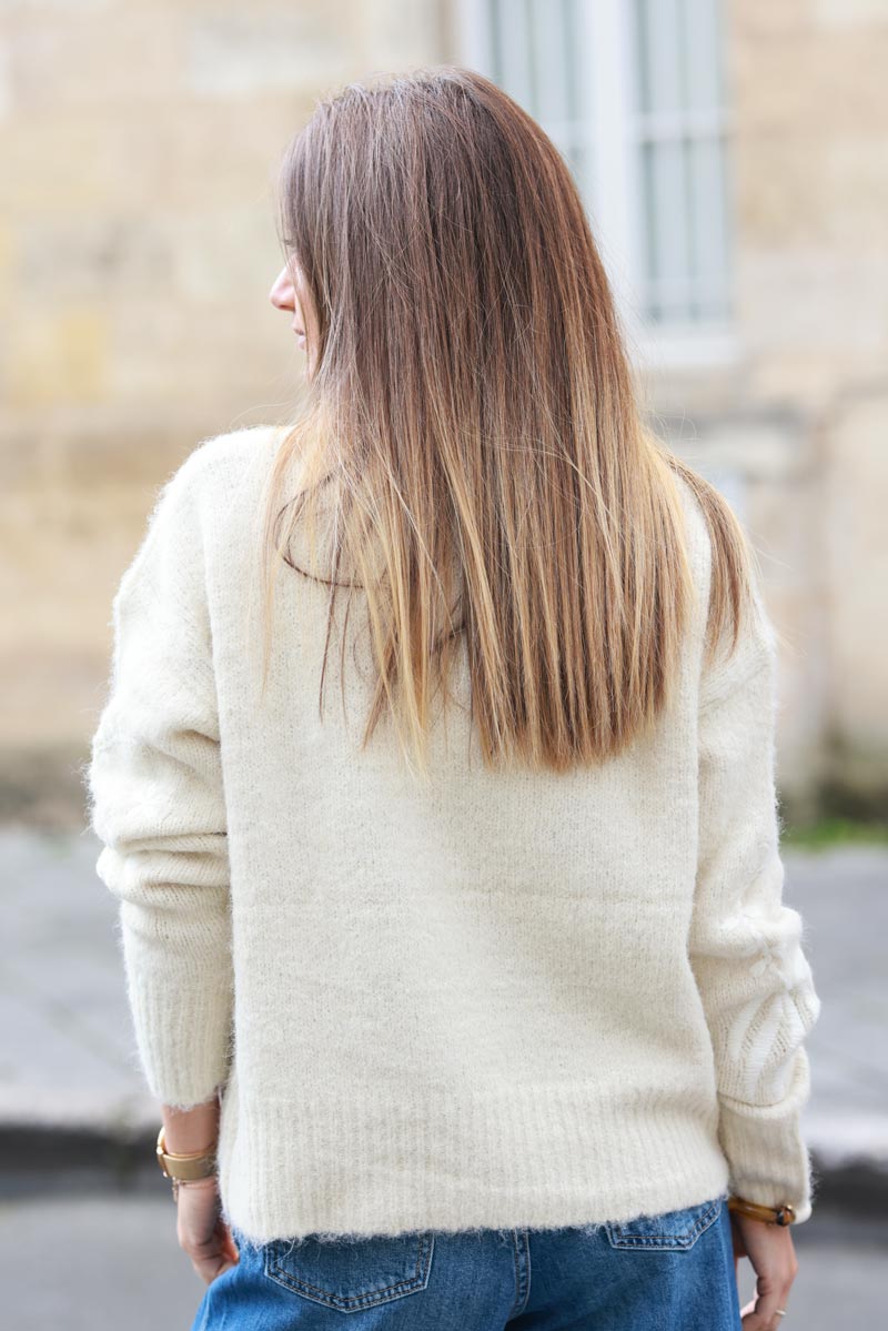 Jersey muy suave y esponjoso de punto beige, cuello redondo, bordado de hojas y flores